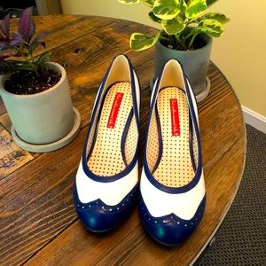 NWOT Retro blue and white pumps